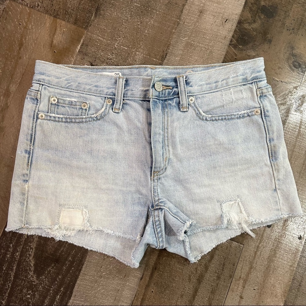 GAP Light Wash Distressed Slim Short size 25